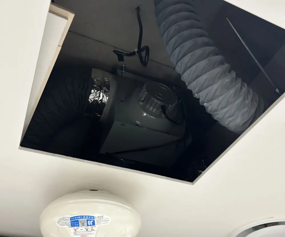 천장 점검구 안쪽 모습