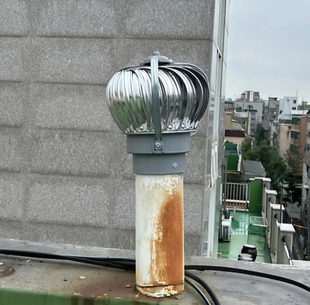 옥상에 설치된 무동력 회전 환풍기